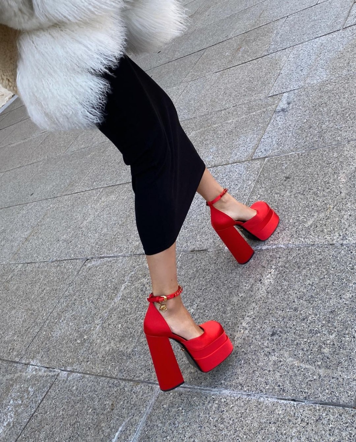 abbinamenti con le scarpe con tacco largo rosso velvet.