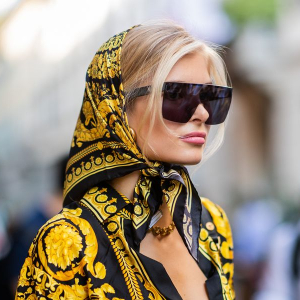 Acconciature con foulard: accessorio estivo che conferisce romanticismo ai capelli!