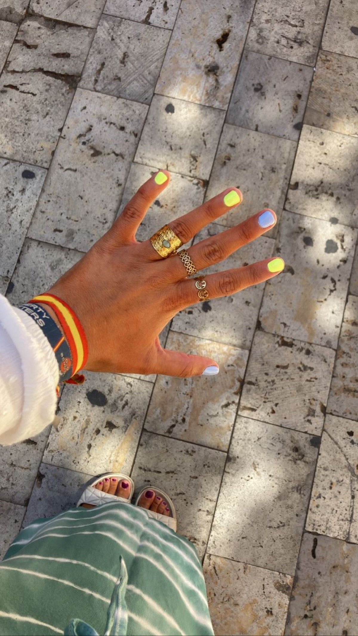 anelli sulle mani smalto giallo neon accent nails