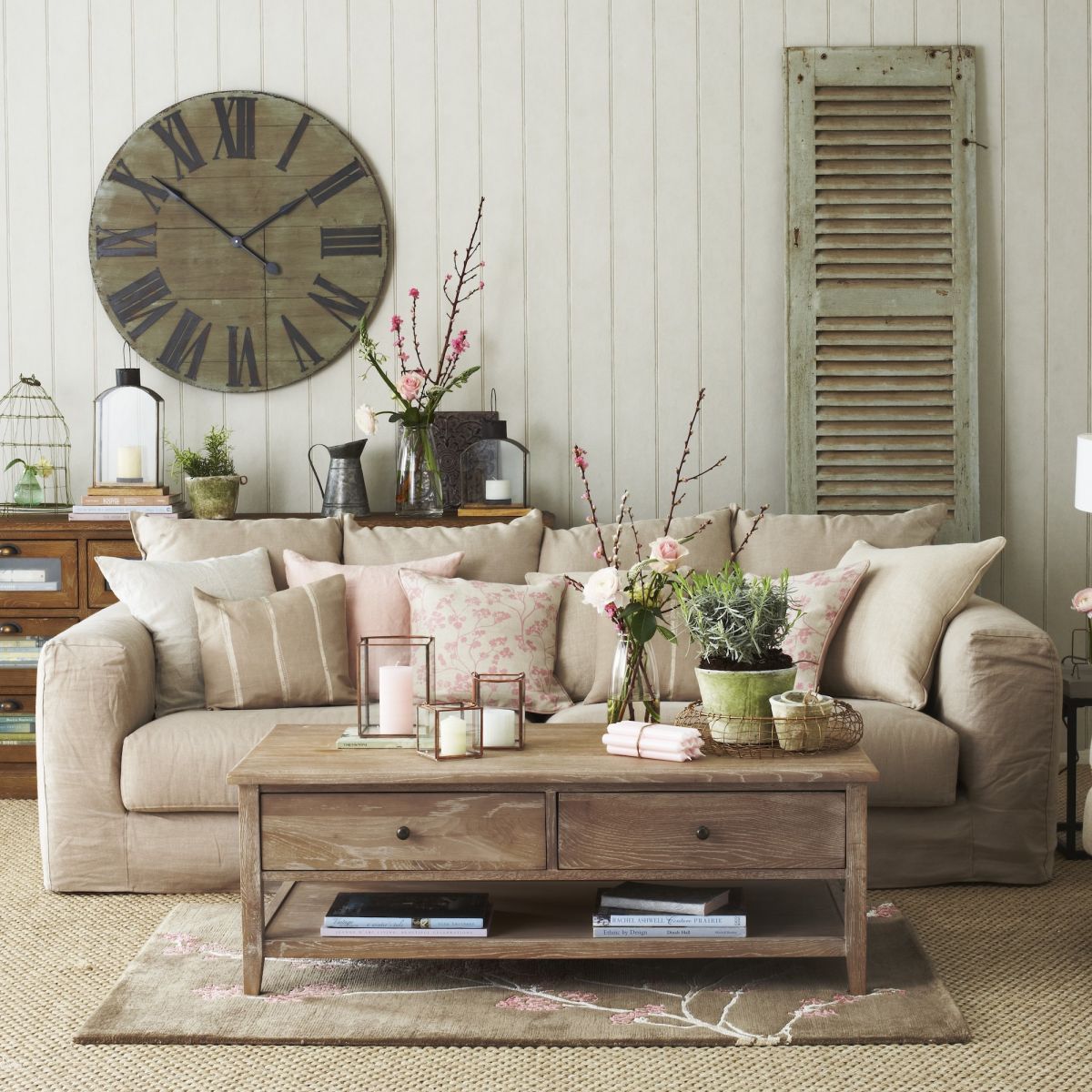 arredamento rustico moderno divano beige in soggiorno