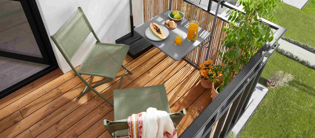 balcone con ringhiera di ferro battuto tavolino sospeso mobili salvaspazio