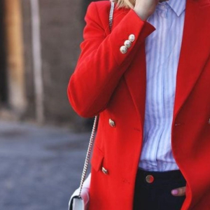 Come indossare il rosso per aggiungere una nota di vivacità e audacia al proprio look?