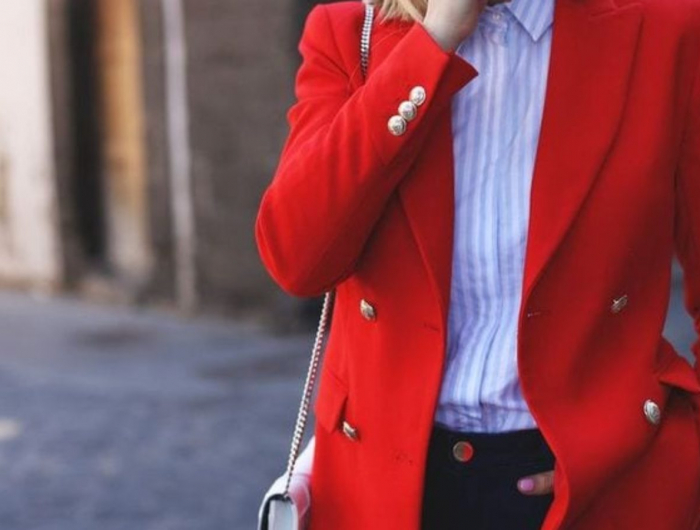 Come indossare il rosso per aggiungere una nota di vivacità e audacia al proprio look?