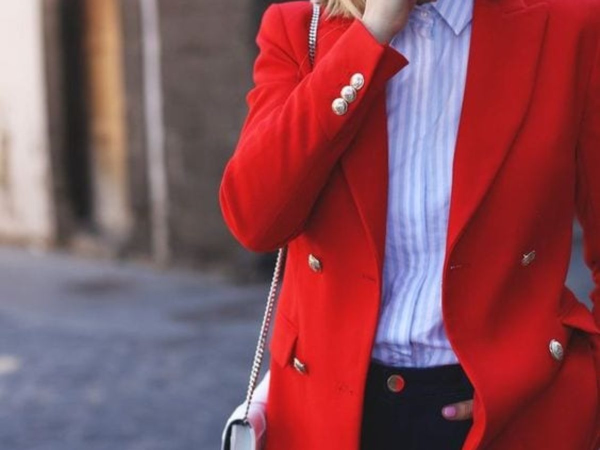 blazer rosso camicia a righe elegante