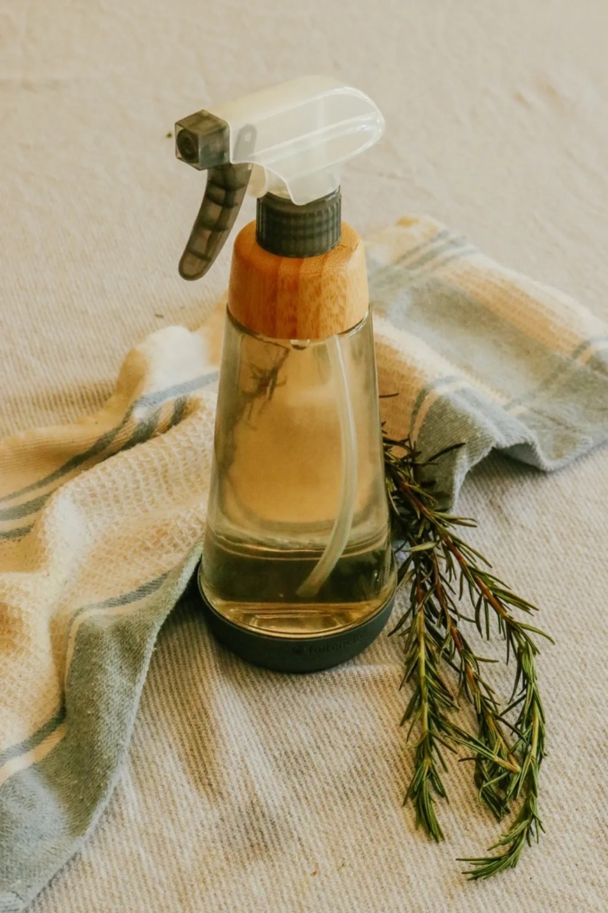 bottiglietta spray con decotto di erbe aromatiche per capelli