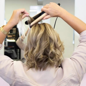 Acconciature da donna d’effetto: capelli ondulati con piastra facili e veloci da fare!