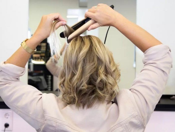 Acconciature da donna d’effetto: capelli ondulati con piastra facili e veloci da fare!