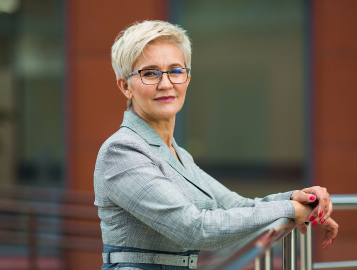 Tagli di capelli over 60 con occhiali che ringiovaniscono subito il viso!