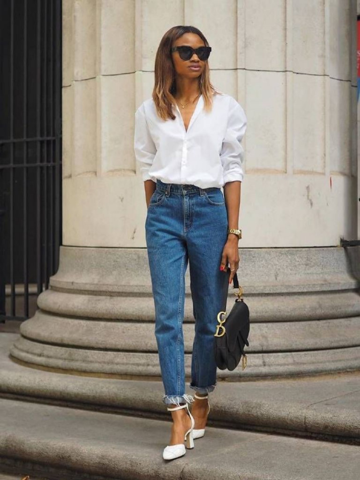 jeans larghi a vita alta abbinamento con camicia bianca