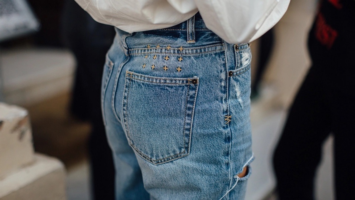 jeans primavera 2023 modello dritto con strappi