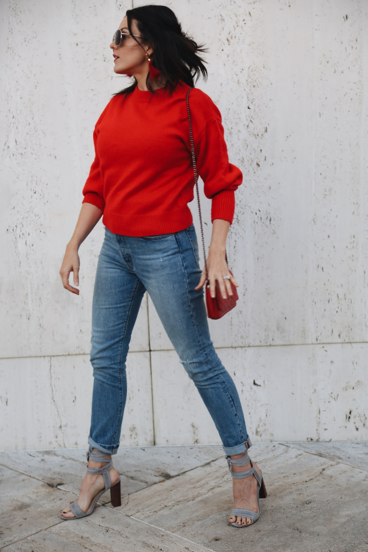 maglietta rossa felpa sportiva abbinata a jeans