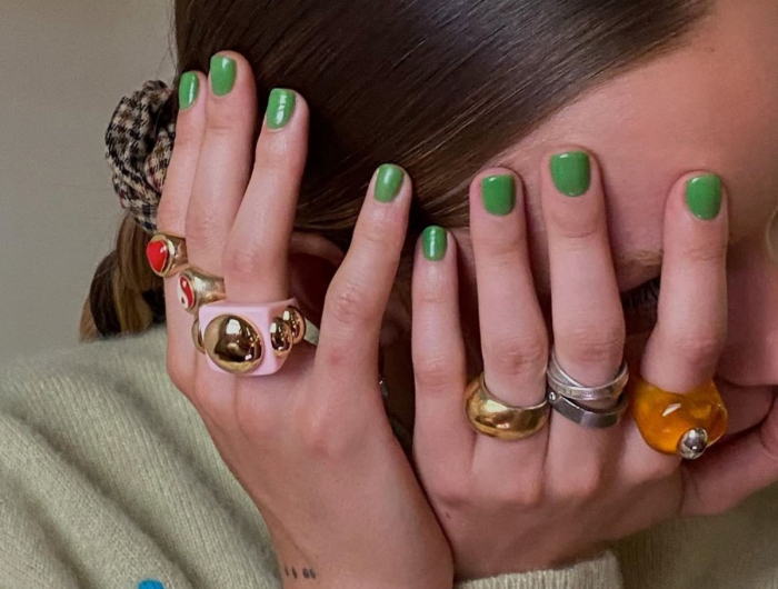 La manicure con smalto verde: colore simbolo della speranza per mani vibranti e vivaci!
