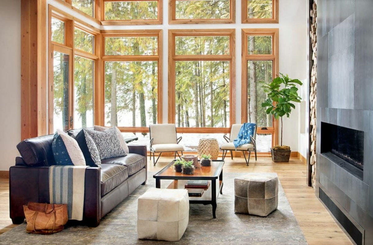 soggiorno con infissi di legno divano grigio