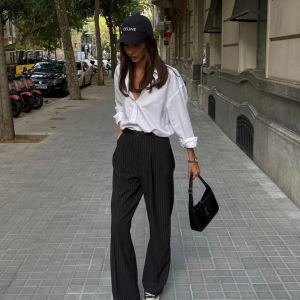 Classico e intramontabile, il pantalone nero che si presta ad abbinamenti di styling casual!