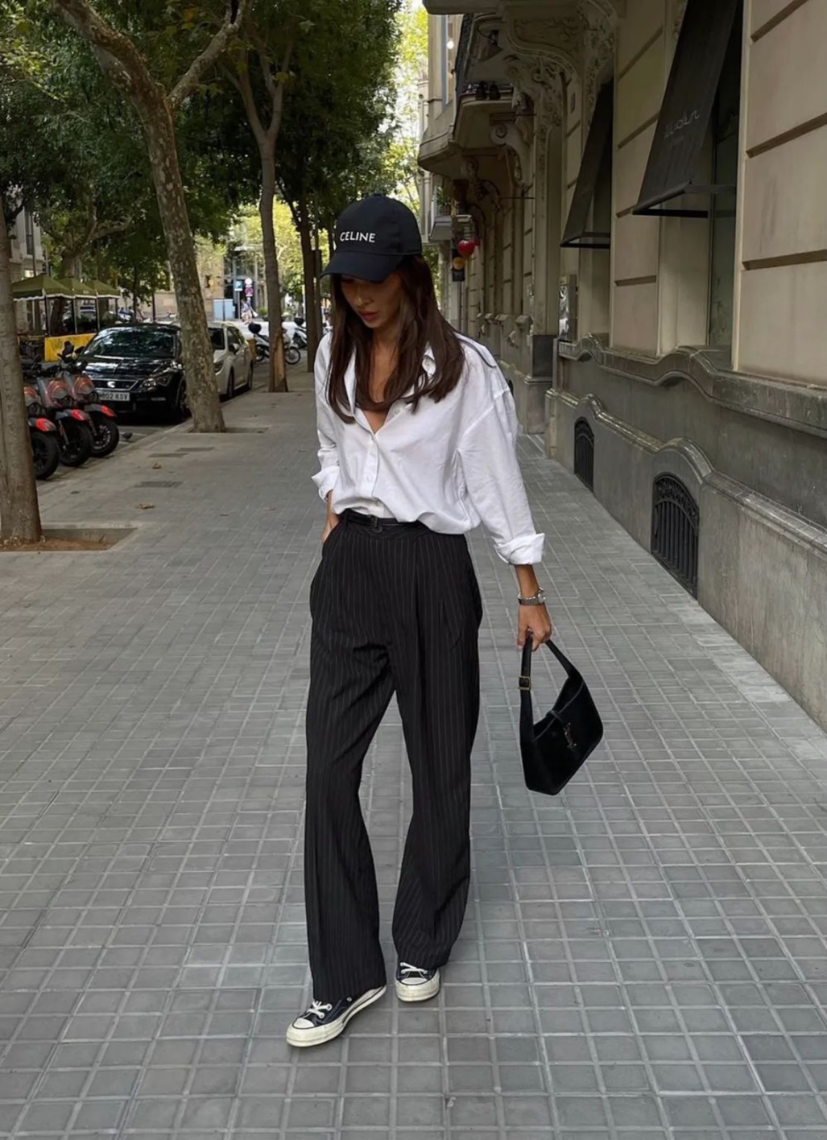 outfit casual donna camicia bianca pantalone nero berretto sportivo
