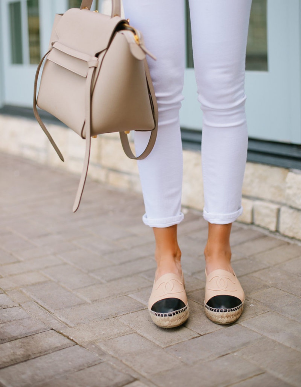 scarpe basse estive abbinamento pantalone bianco e espadrillas