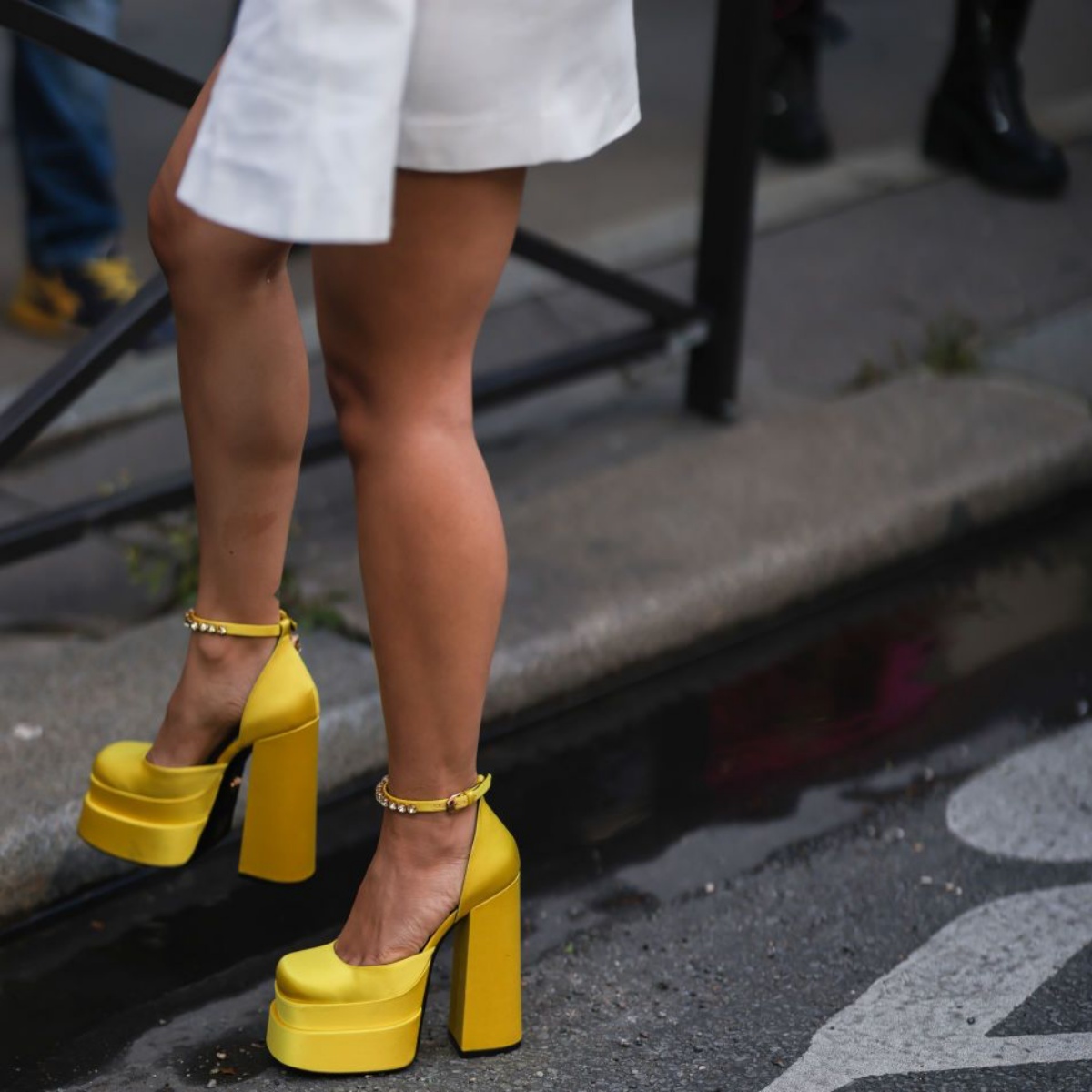 scarpe con tacco largo giallo cinturino con brillantini