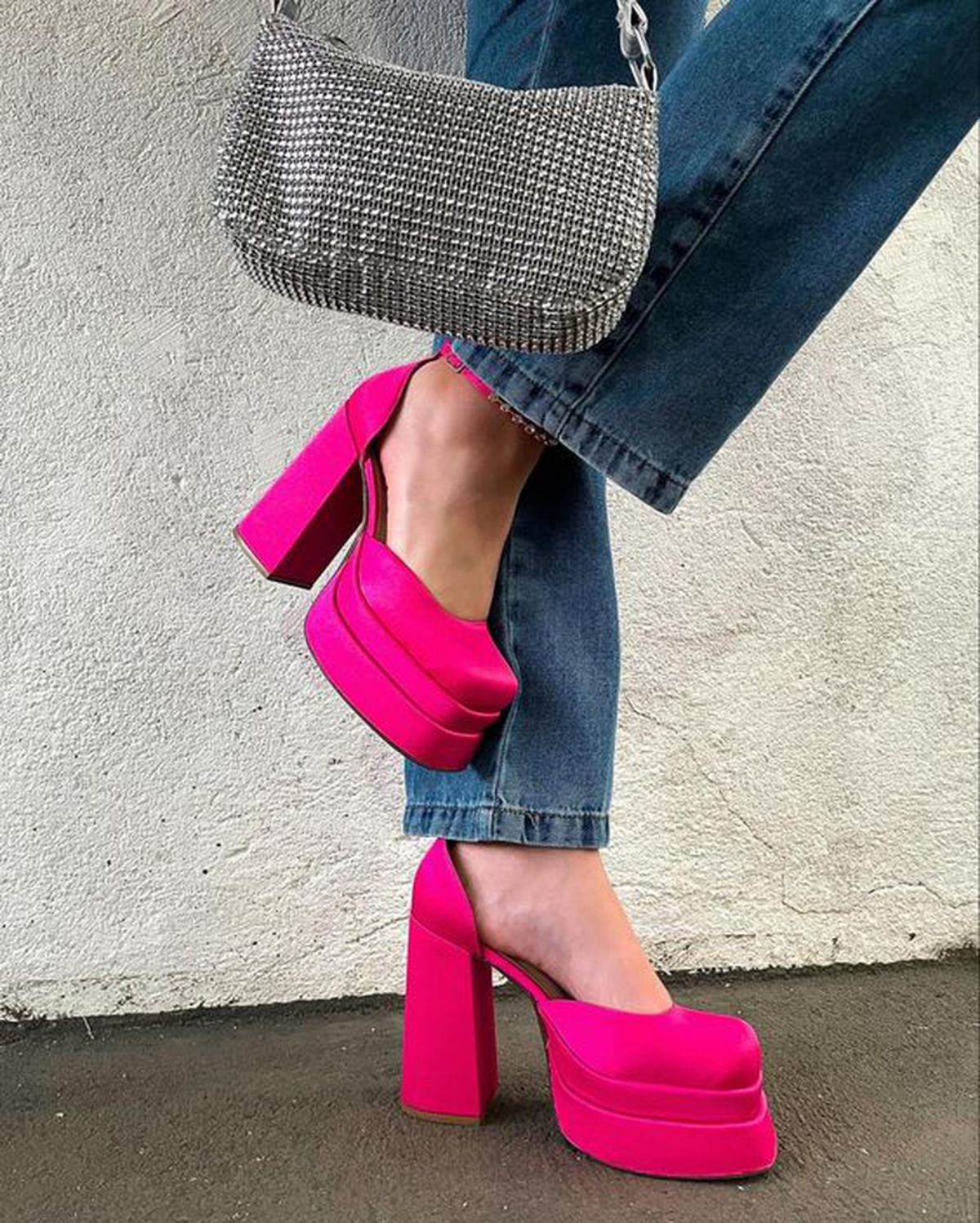 scarpe fucsia bratz abbinate a jeans larghi