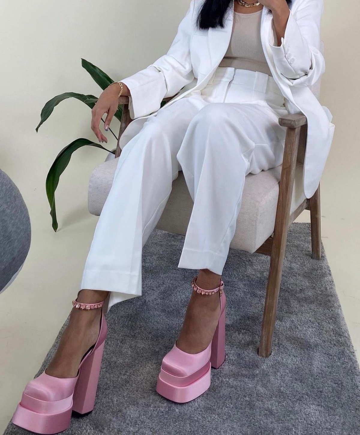 scarpe rosa plateau abbinati completo bianco elegante