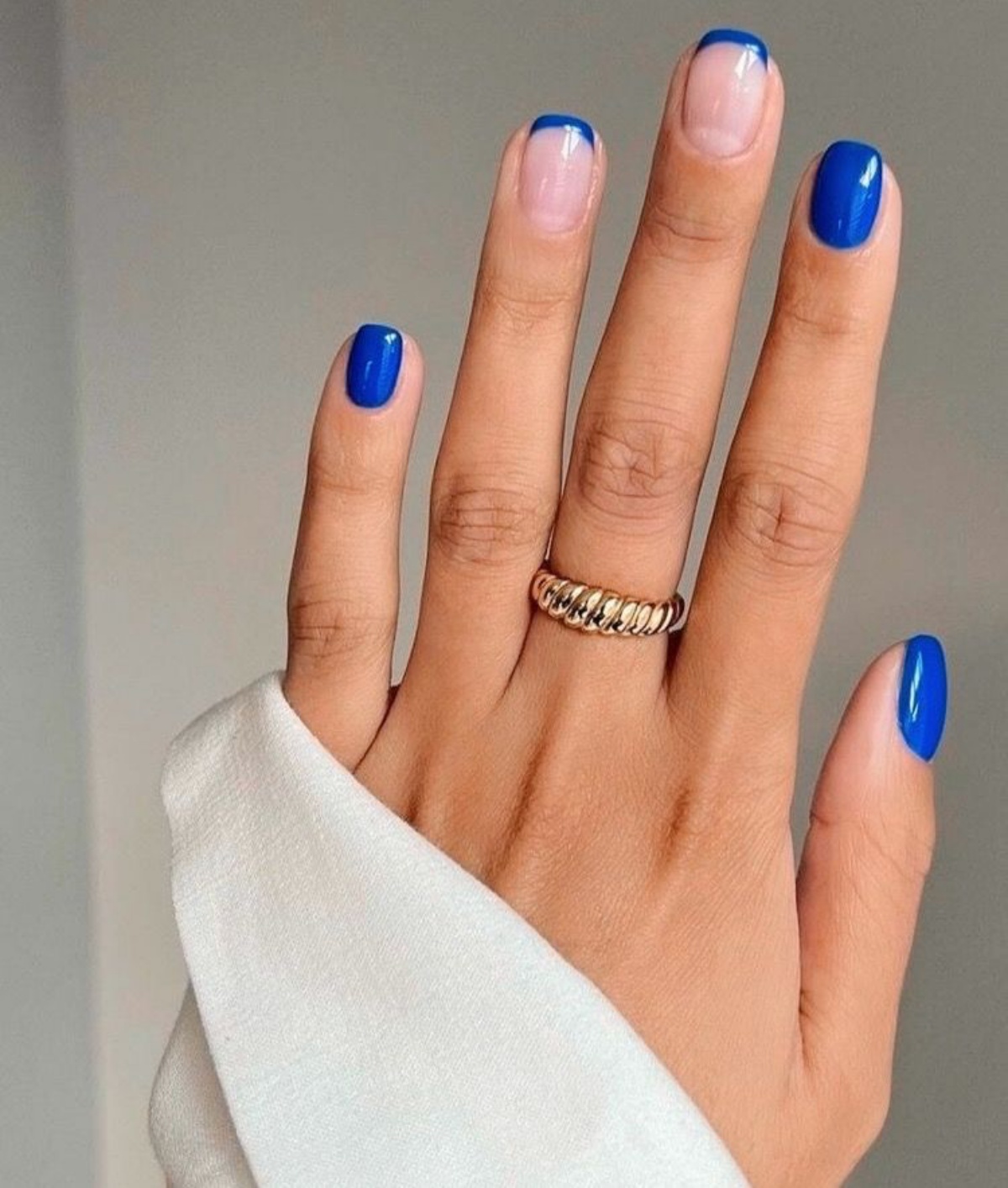semipermanente unghie corte smalto blu accent nail french manicure