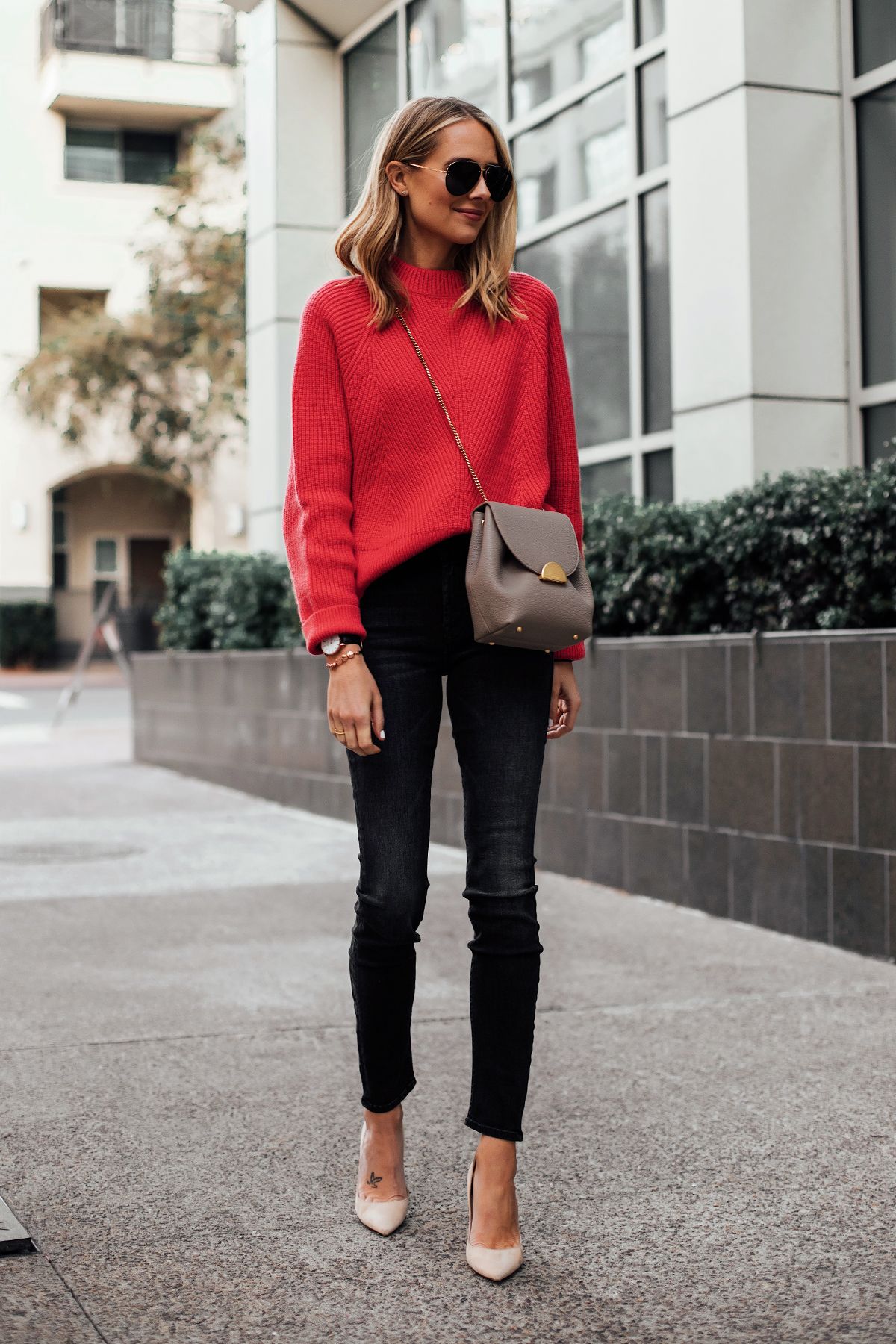 skinny pantalone nero maglione rosso outfit autunno donna