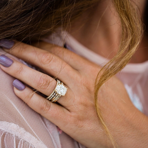 Colori, smalti e forme per le unghie da sposa 2023 a cui puntare!