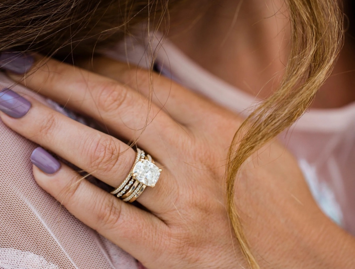 Colori, smalti e forme per le unghie da sposa 2023 a cui puntare!