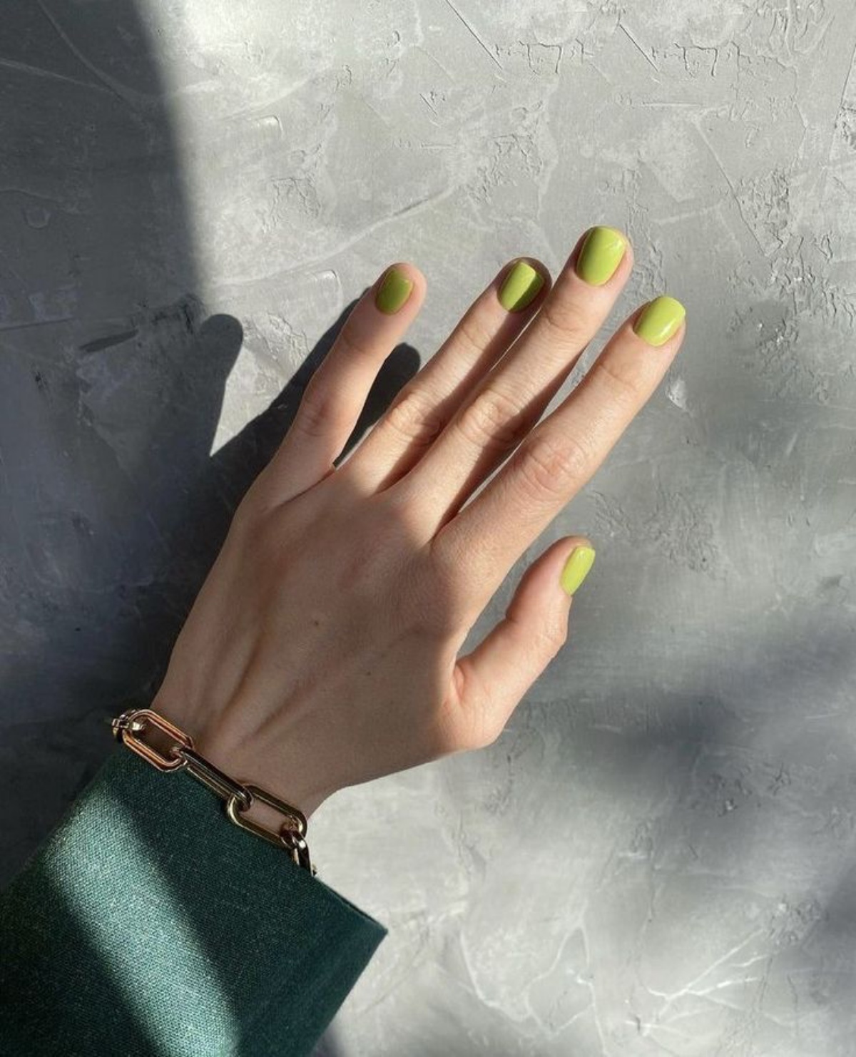 smalto verde lime manicure con unghie corte