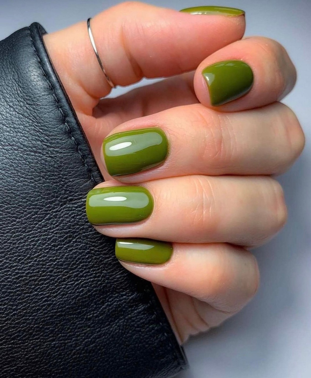 smalto verde oliva lucido unghie gel semipermanente
