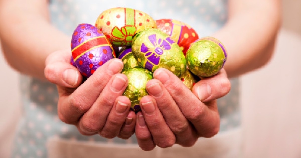 uova pasquali di cioccolato in mano di una donna