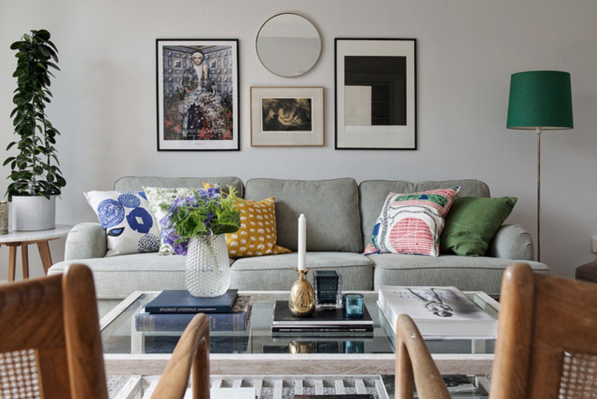 arreda la casa con il grigio divano tre posti decorato con cuscini