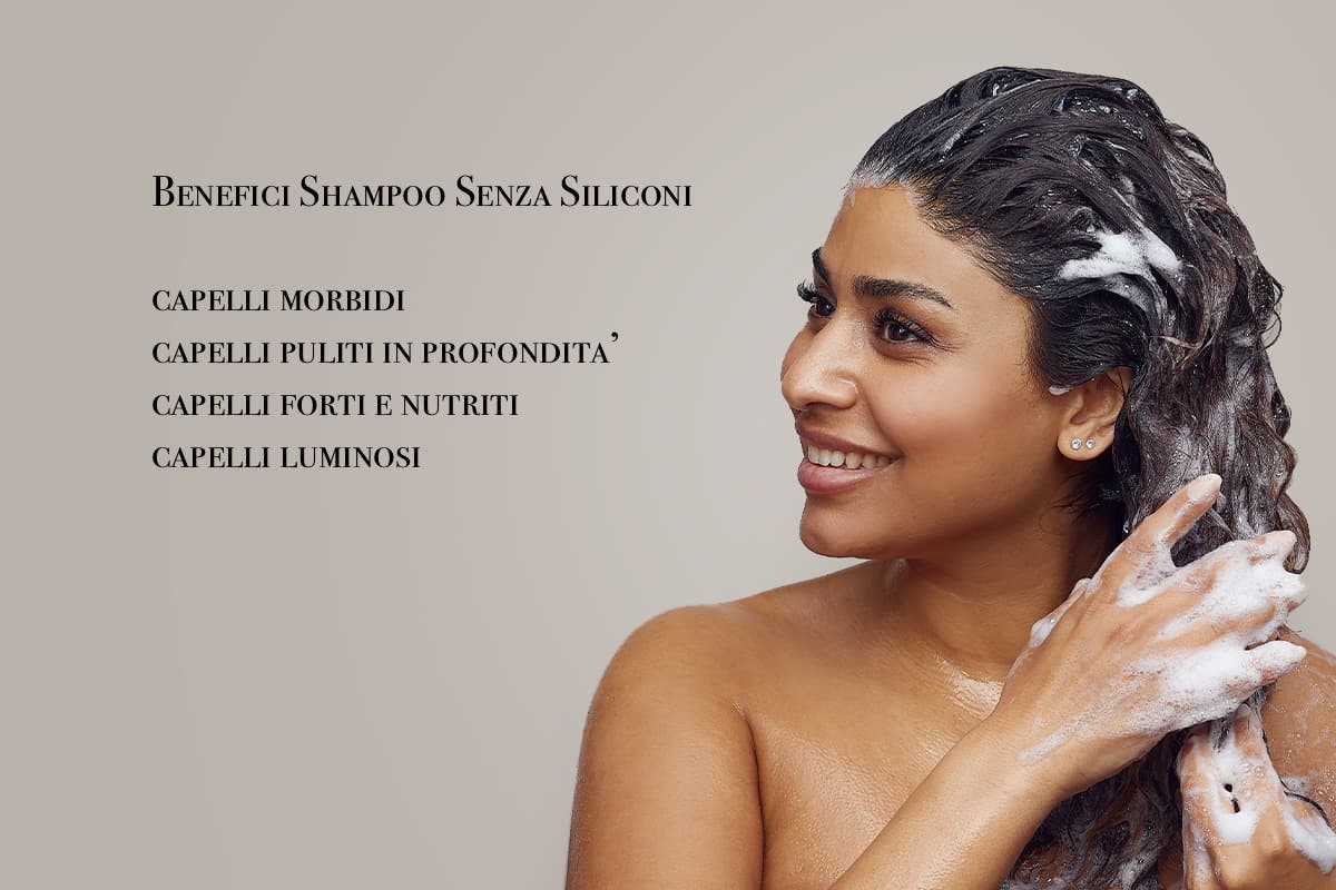 benefici dello shampoo senza siliconi donna che si lava i capelli