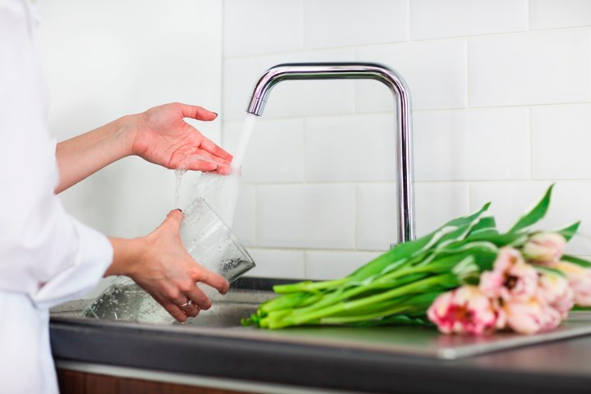 cambiare acqua ai fiori vaso trasparente rubinetto