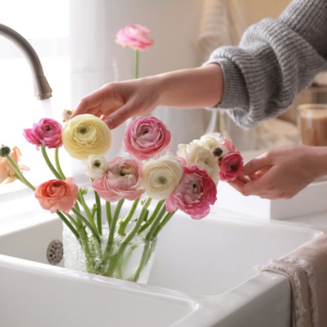 Quando e perché cambiare spesso l’acqua ai fiori e averli in vita a lungo!