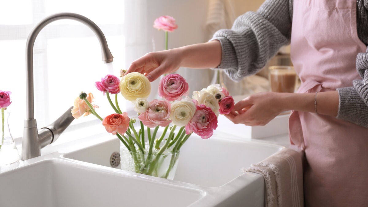 cambiare acqua da rubinetto vaso di fiori
