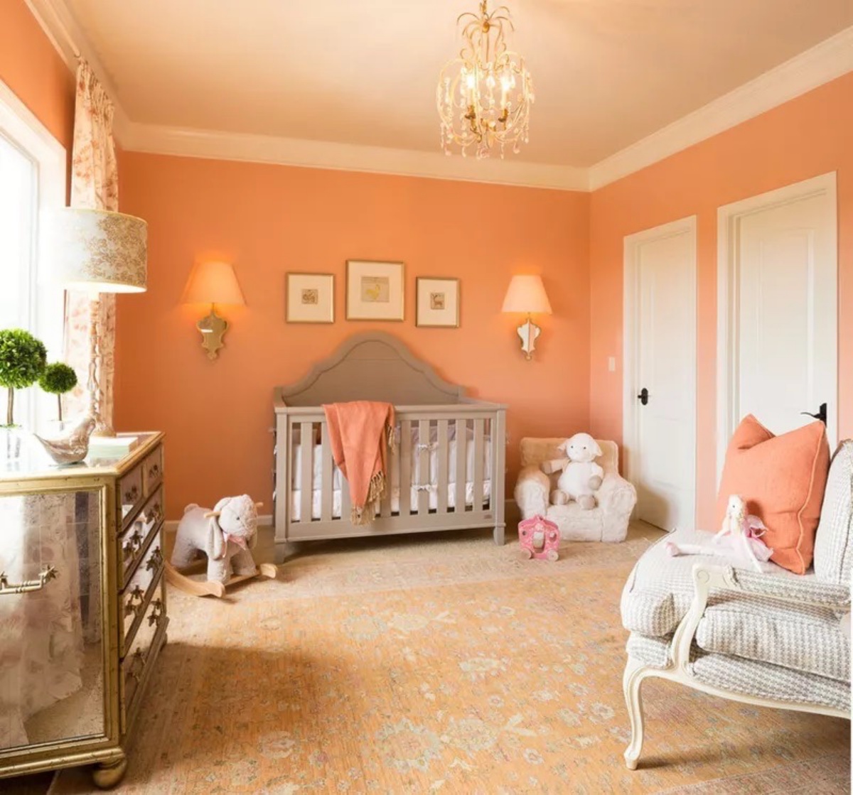 cameretta neonato con pareti colorate mobili in legno stile classico