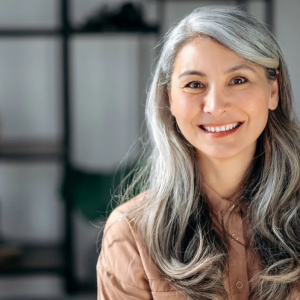 Come portare i capelli lunghi a 50 anni: ecco i tagli che ringiovaniscono!