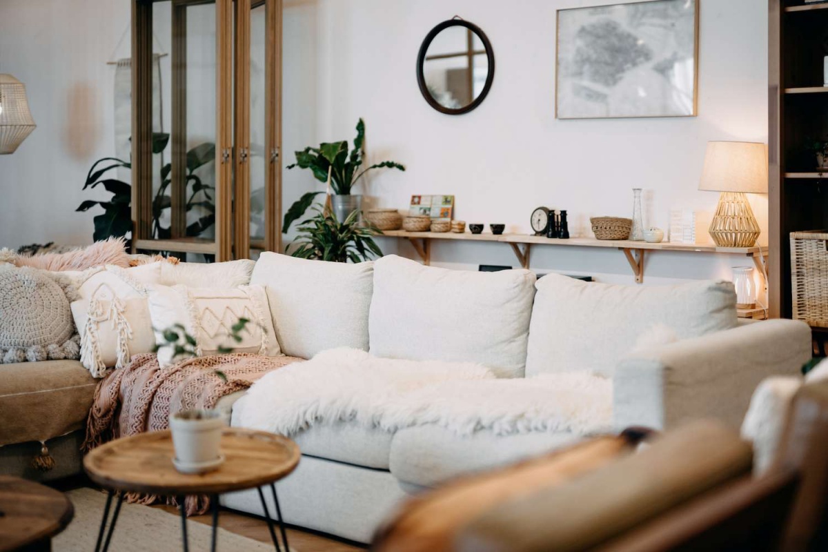 come rendere una casa accogliente divano con coperte