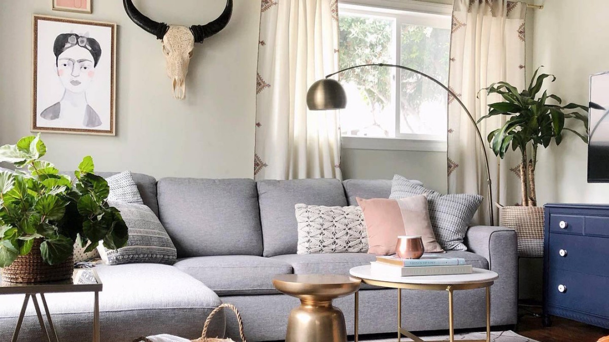 come rendere una casa accogliente soggiorno con divano grigio