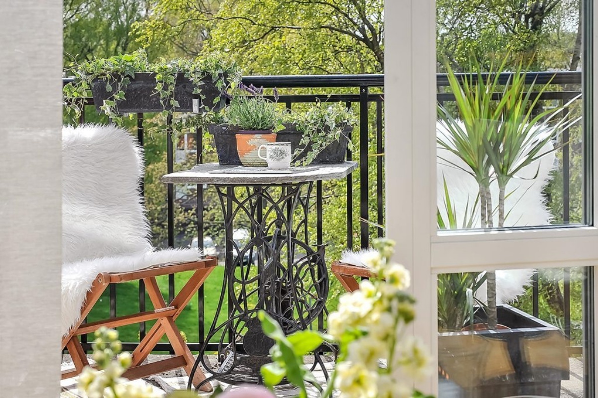 decorazione balcone con piante tavolino di metallo sedia pieghevole