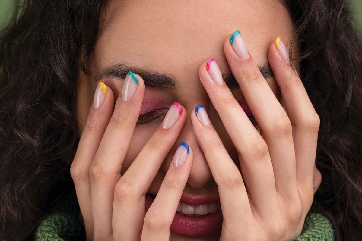 french manicure colorata unghie alla francese con lunetta colore diverso