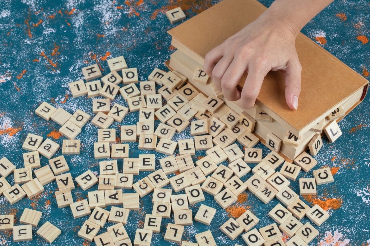 giochi di parole pezzettini di legno con le lettere
