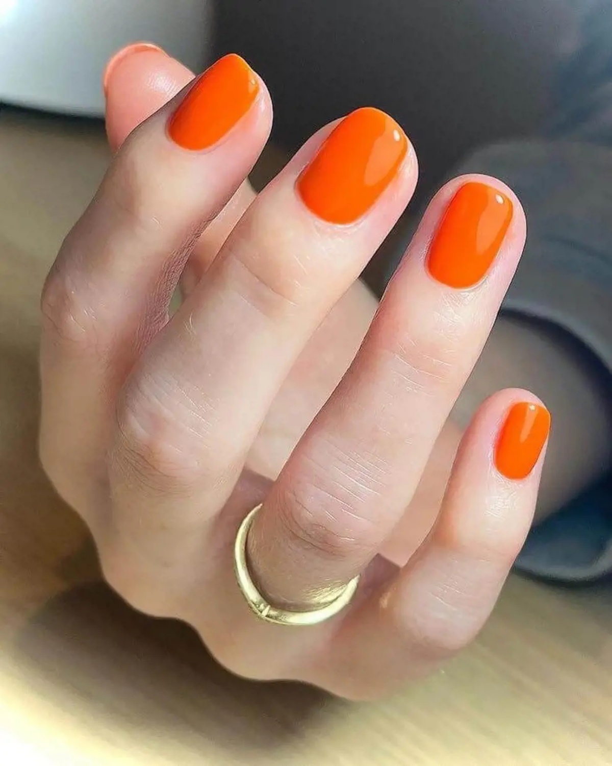 manicure con unghie corte smalto arancione