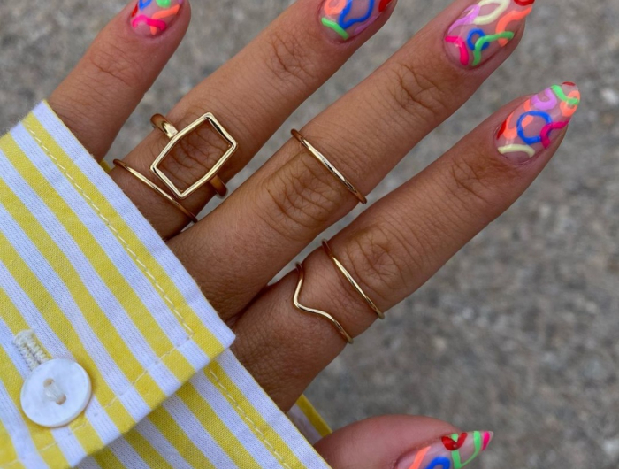 Unghie in gel estate 2023: la manicure che assomiglia i bastoncini di zucchero colorati!