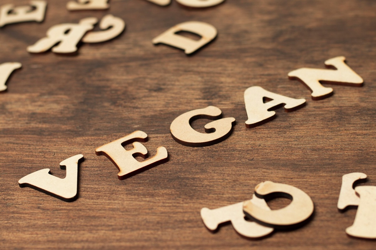parola con lettere di legno vegan