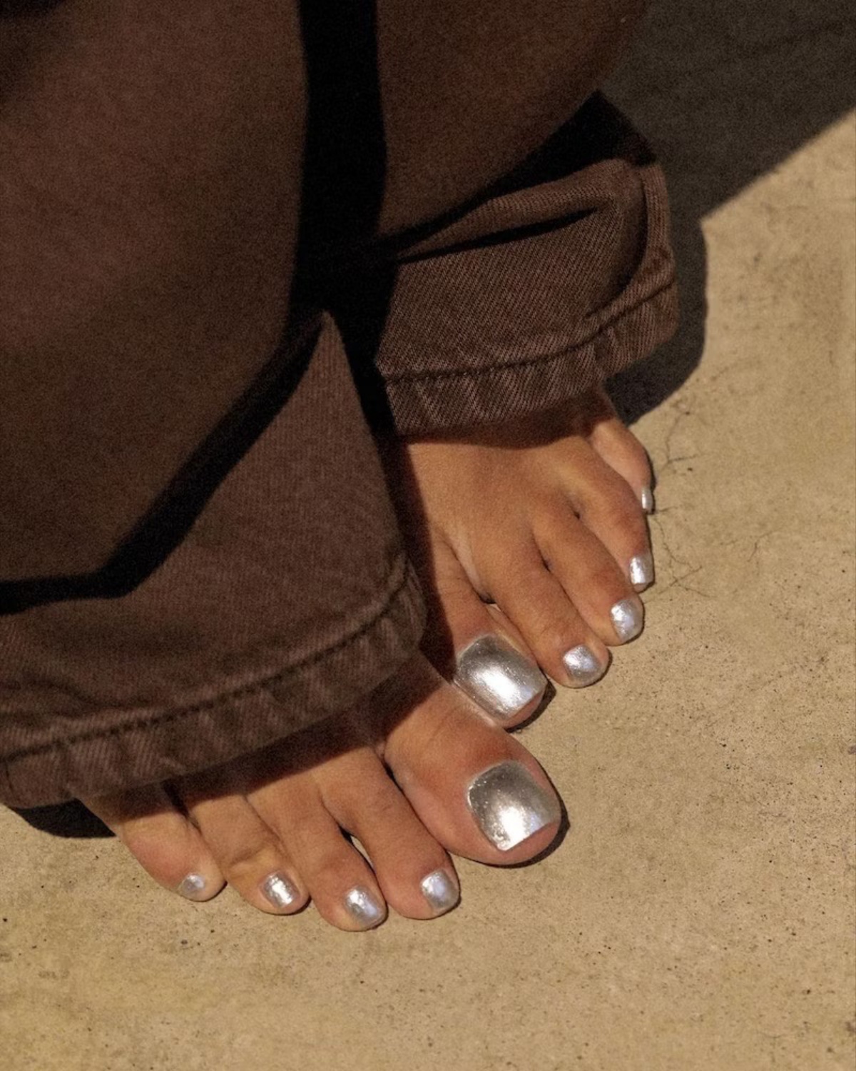 pedicure donna smalto colore argento piedi