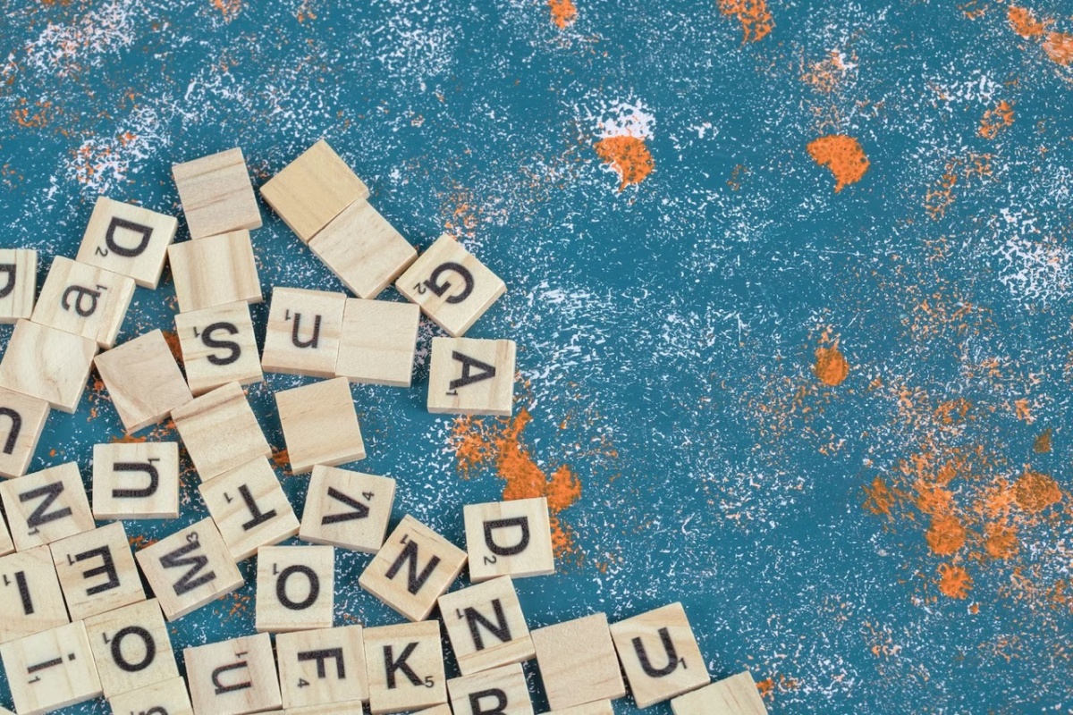 pezzi di legno con lettere anagrammi creare nuove parole