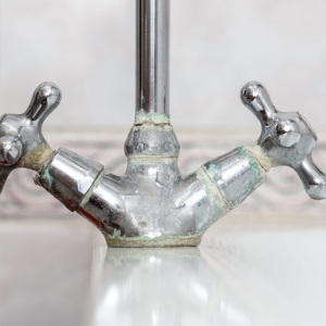 Eliminare le macchie di calcare dai rubinetti: metti alla prova questi rimedi naturali!