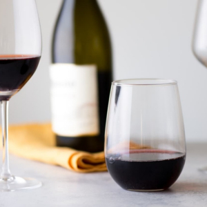 Rimuovere le macchie di vino dal muro: prima si agisce e migliori sono i risultati!