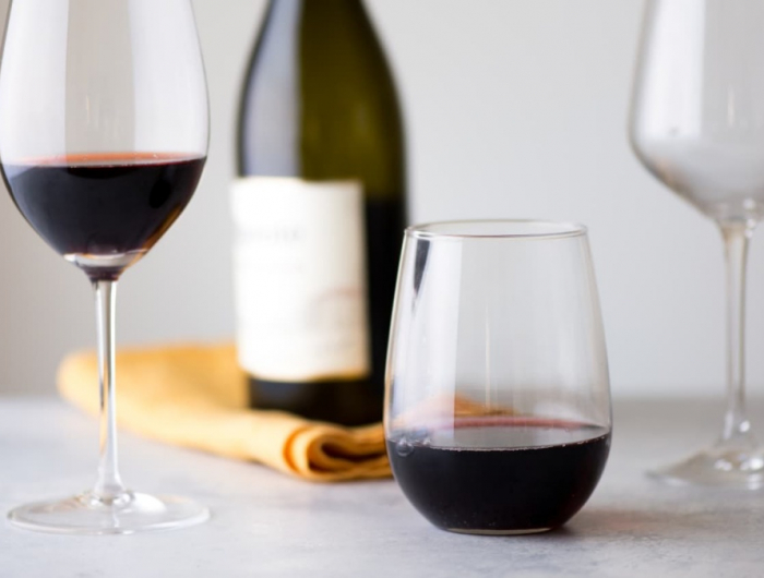 Rimuovere le macchie di vino dal muro: prima si agisce e migliori sono i risultati!